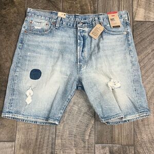 Nwt 501 light wash Levi’s destructed jean shorts